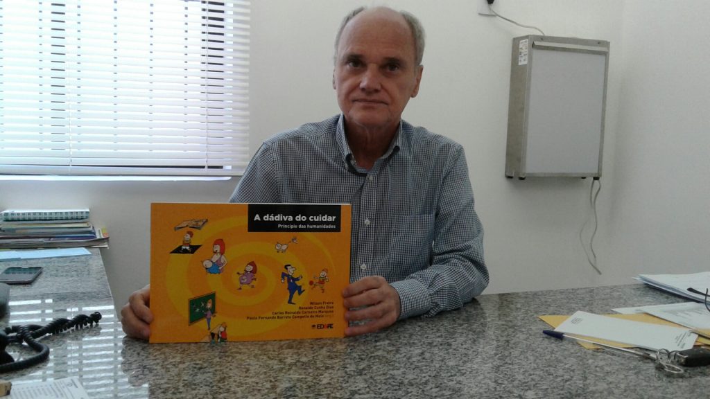 Avô coruja de Lucas, o médico Paulo Barreto Campelo teve a ideia de produzir um livro para orientar os pais.