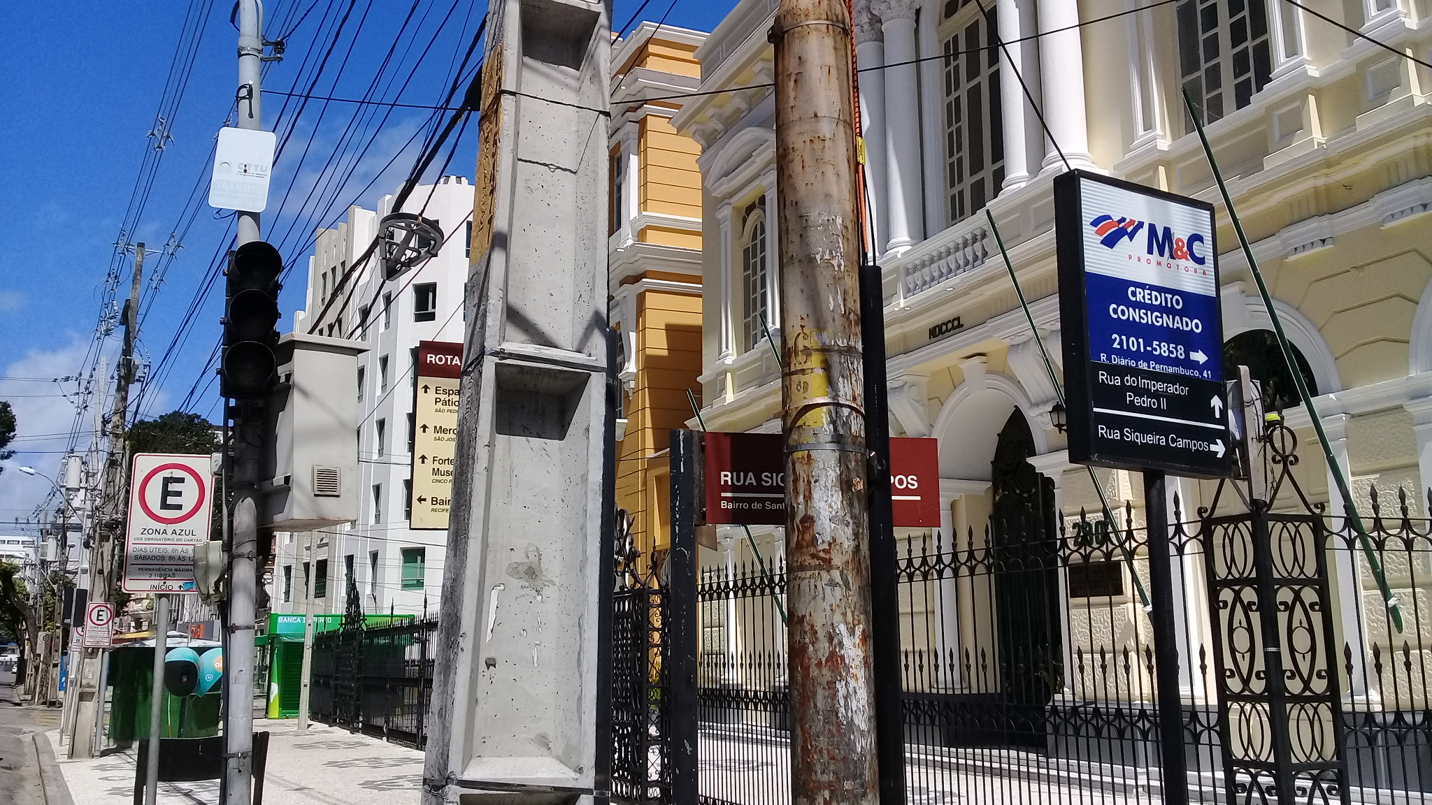 Sinalização irracional e poluição visual OxeRecife