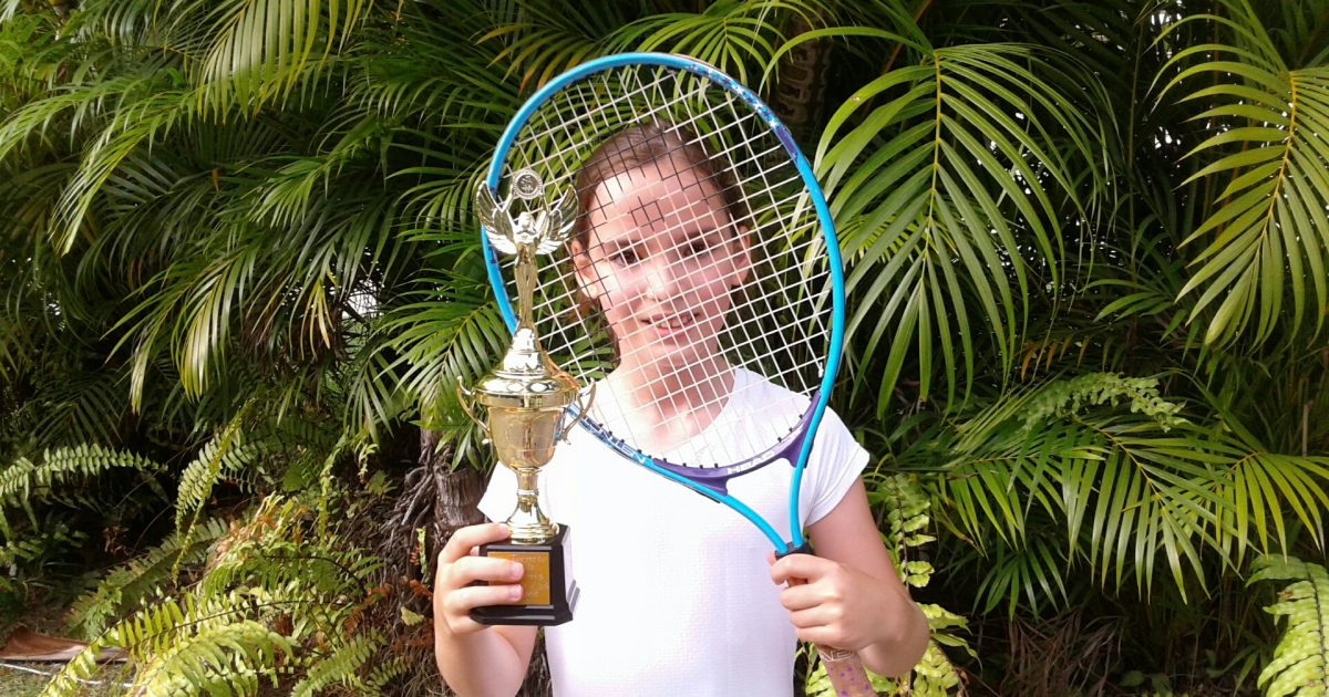 Aos dez, Alice ganha sua primeira taça em Torneio de Tênis