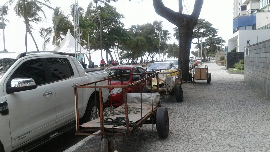 Basta um pequeno descuido da Secretaria de Mobilidade e Controle Urbano para a invasão das calçadas começar.