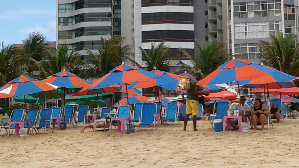 A maioria dos ambulantes na praia de Boa Viagem é identificada pelas cores das barracas e guarda-sois