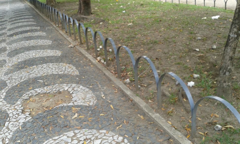 Calçadas do jardim histórico foram recuperadas, mas ainda há buracos nas pedras portuguesas.