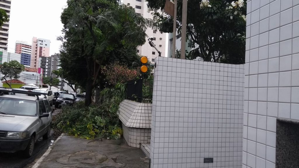 Habituado a andar no Parque da Jaqueira, Zelito Nunes reclama do lixo nas calçadas de acesso, na Rua do Futuro.