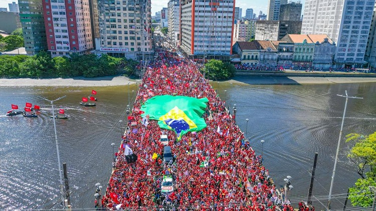Festa para Lula vira um mar vermelho no Centro do Recife. Marília e João Campos selam a paz