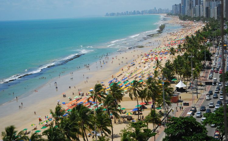 Emlurb informa que tira nada menos de 24 mil toneladas da orla do Recife aos fins de semana