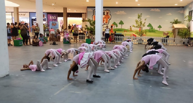 Programa Social oferta cursos de balé para crianças carentes no Shopping Camará, em Camaragibe