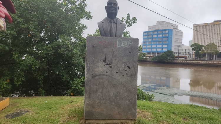 Vândalos não poupam estátuas nem placas de bronze, ferro ou cobre do Recife