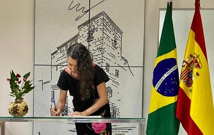 Sandra Paro retorna às origens e faz doações de painéis em mosaico antes de partir do Recife
