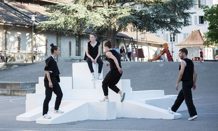 Espetáculo internacional de dança inédito no país é apresentado hoje na Praça do Carmo, no Centro