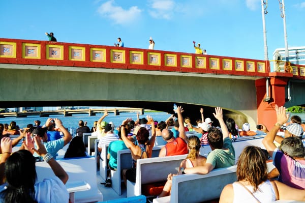 Olha! Recife oferta passeios de barco, ônibus e a pé: o Rio Capibaribe, solos sagrados e manguebeat