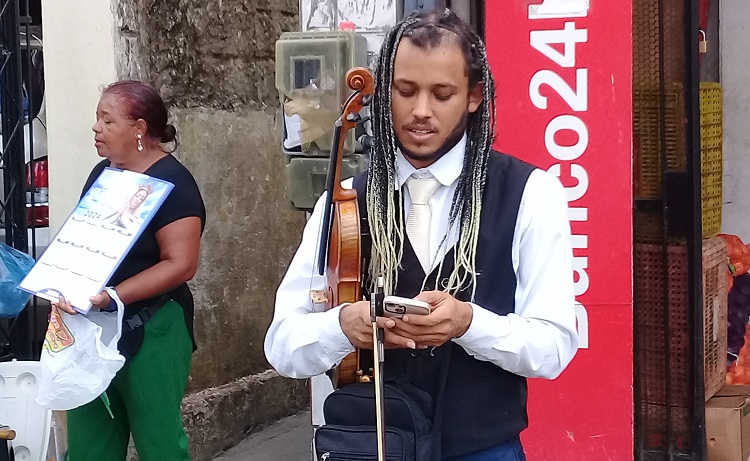 Max Antônio, o “menino do violino”, e caboclo de lança chamam atenção na Festa do Morro