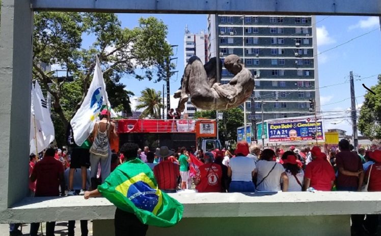  No Recife, ato em defesa da democracia acontece no “Monumento Tortura Nunca Mais”