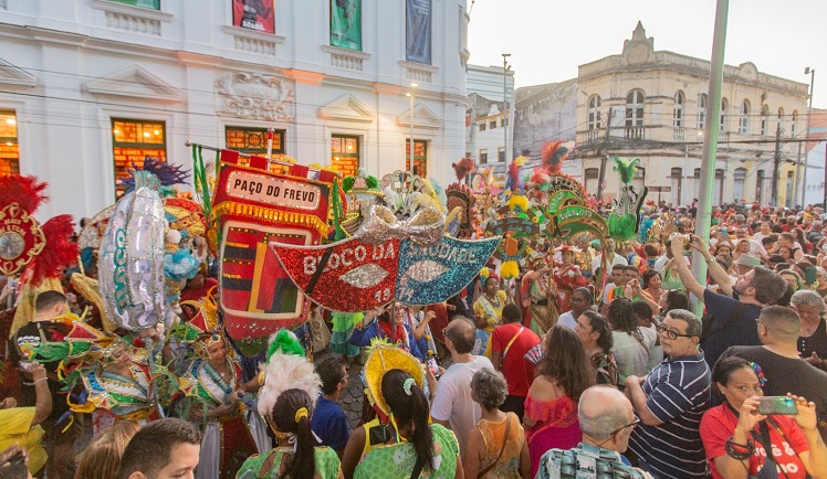  Paço do Frevo faz “buscada de estandarte”em Olinda, e arrastão do frevo nas ruas do Recife